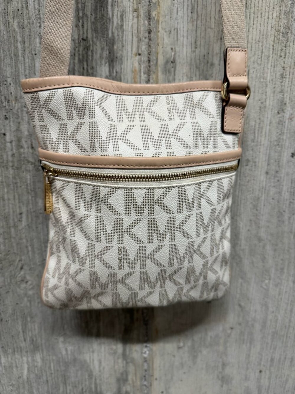 Michael Kors Jet Set Signature Logo Flat Crossbody Bag in Vanilla